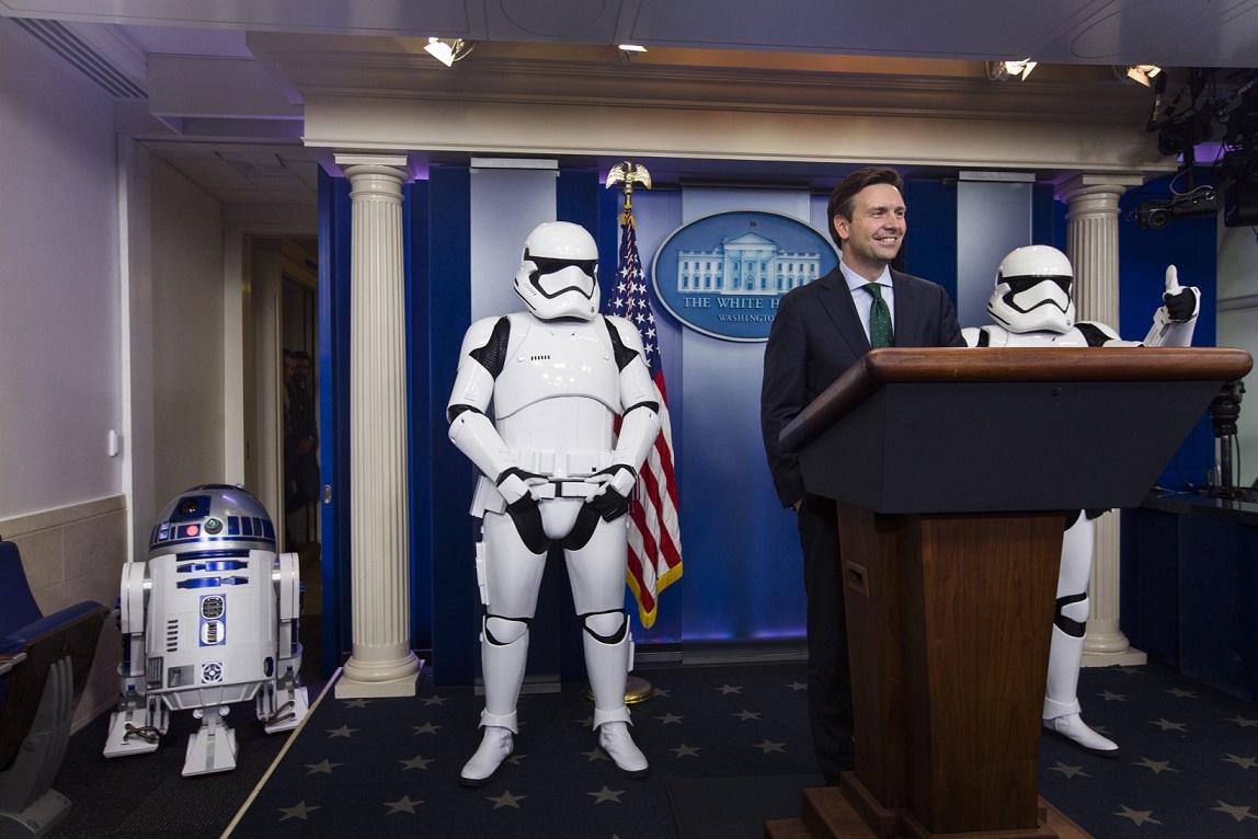 : la-et-hc-stormtroopers-and-r2-d2-pay-visit-to-the-white-house-for-star-wars-screening-20151218.jpg
: 387

: 228.0 